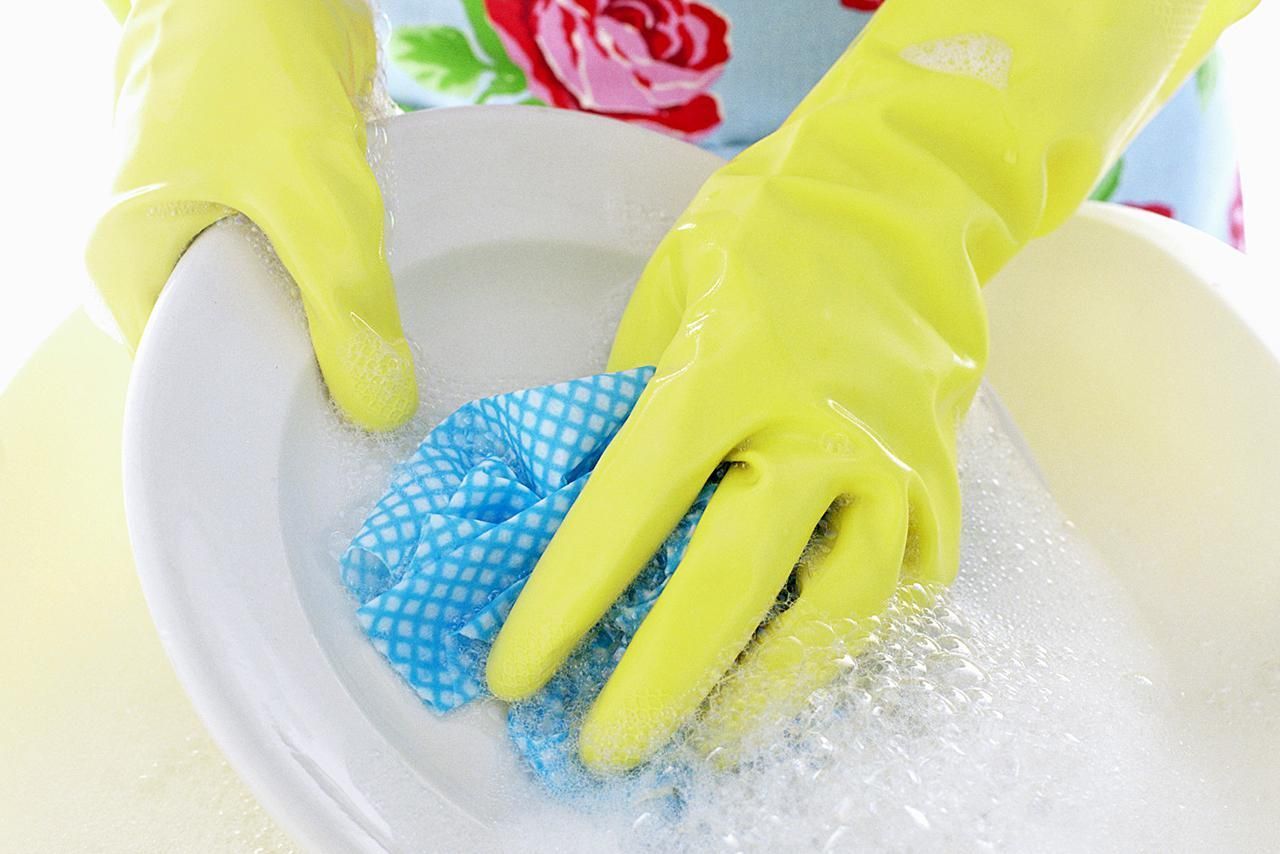 Можно мыть посуду содой. Vileda Rubber Gloves. Мытье посуды. Уборка мытье посуды. Тарелка с моющим средством.