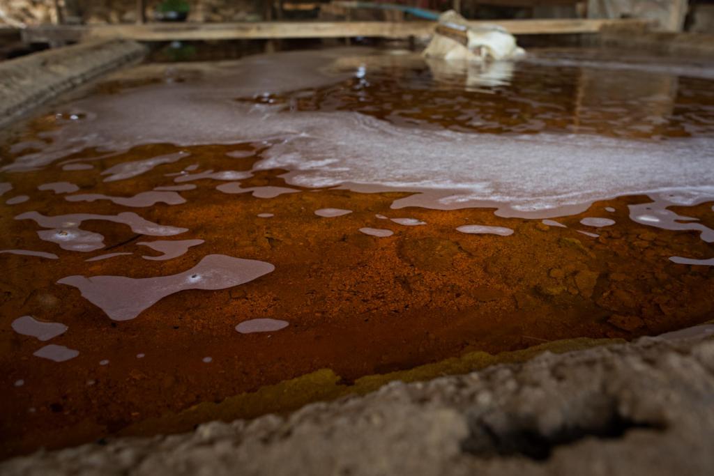 Золото растворим в воде. Золото растворенное в воде. Какая кислота растворяет золото. Растворяется золото в хлорке. Фото Цианиды для растворения золота.