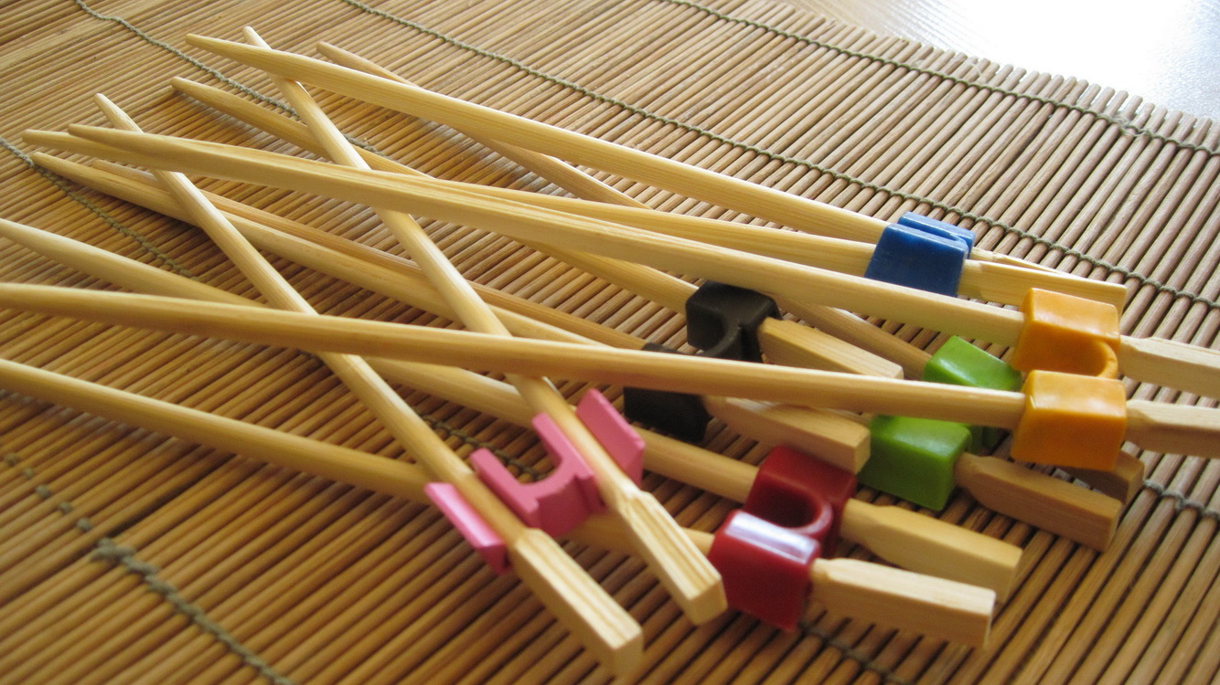 Собирать палочки игра. Учебные палочки для суши. Китайские палочки с прищепкой. Изделия из китайских палочек. Деревянные палочки для суши.