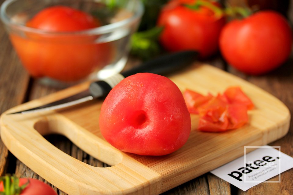 Кожура томатов. Кожура помидора. Снятие кожуры с помидоров. Кожура от помидора. Снятие кожицы с томатов.
